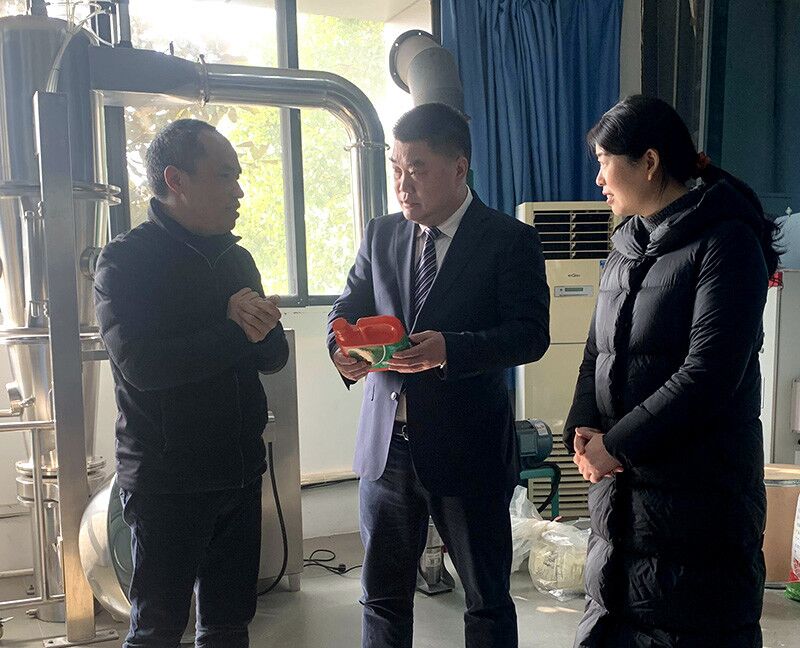 吴总介绍布尔新产品“蛋之宝”.jpg