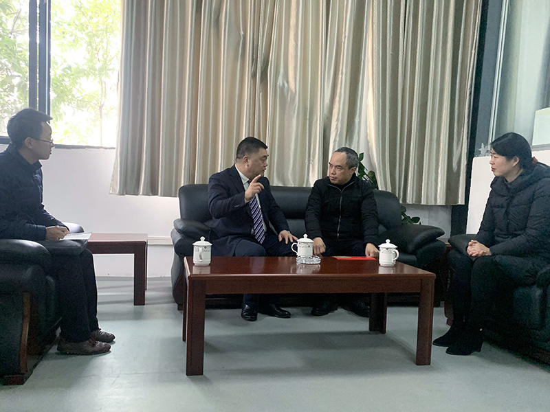 吴总与王部长交谈人才政策.jpg